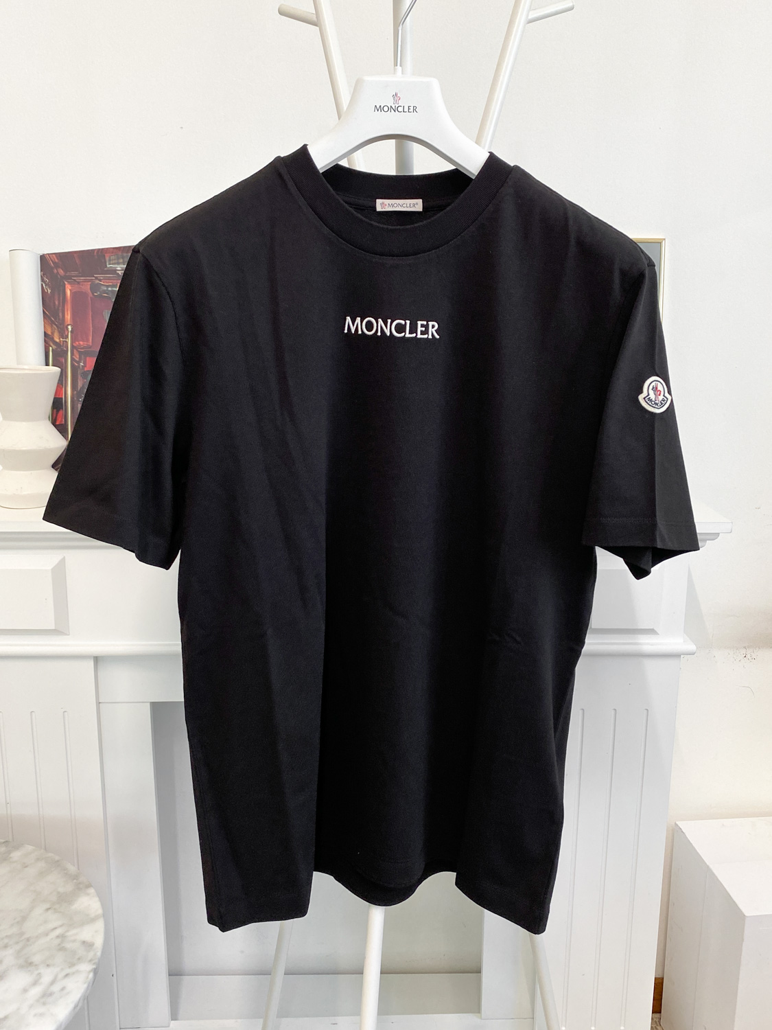 22FW 몽클레어 남성 자수 로고 반팔 티셔츠 (8C00032-8390T-999)