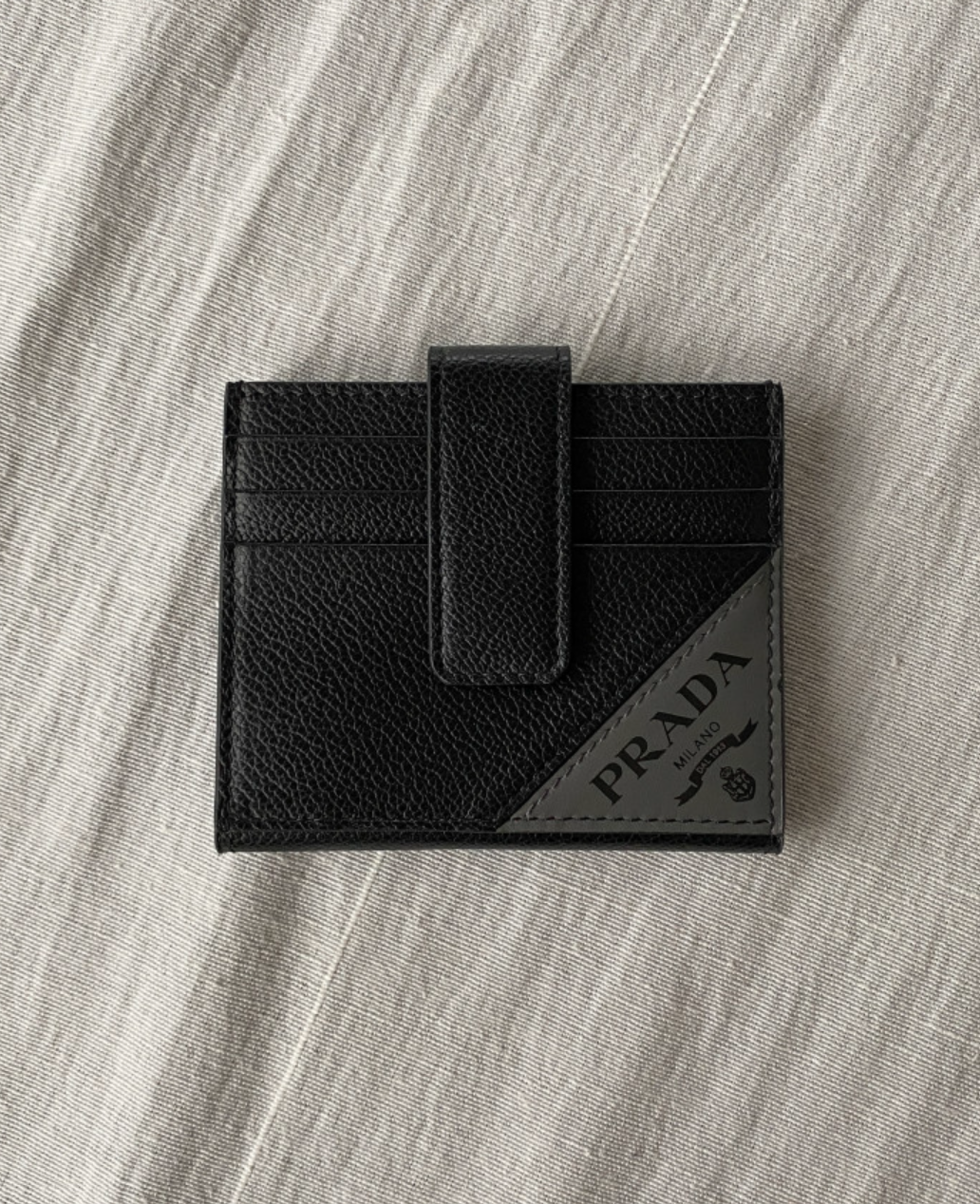 [리퍼브 상품] 프라다 비텔로 그레인 버튼 카드지갑 (2MC049-2CIF)