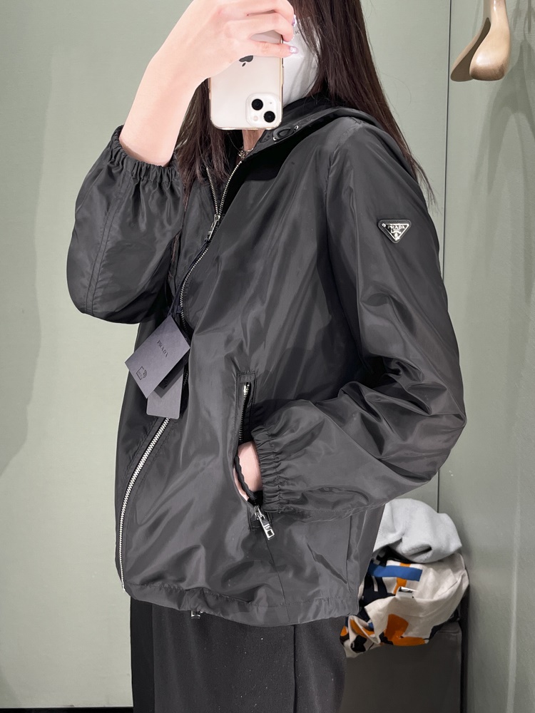 프라다 여성 삼각 로고 후드 바람막이 자켓 (29O597-106O-F0002)