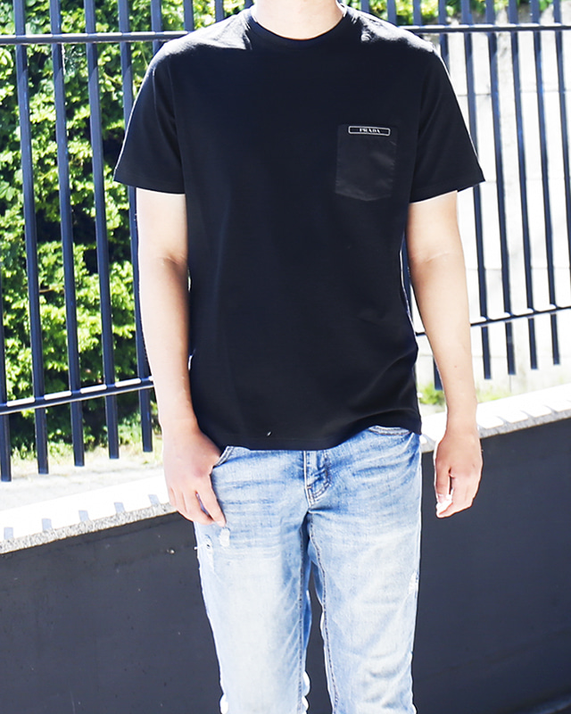 프라다 남성 로고 포켓 라운드 넥 티셔츠 (SJN250-710)